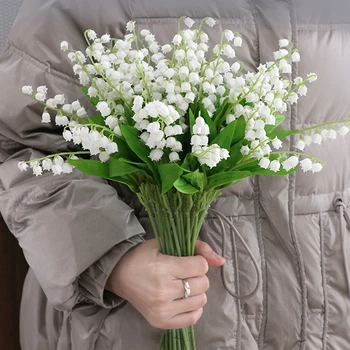 6 adet Plastik Beyaz Bellflower Güzel Lilyum Vadisi Sahte Bitkiler Buket Düğün Ev Fotoğraf Sahne Dekorasyon Düzenleme