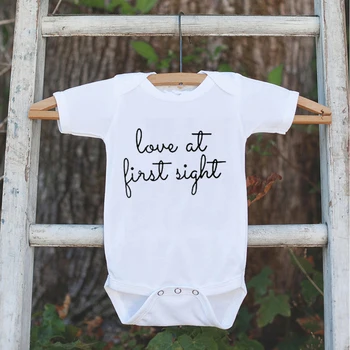 Bebek Kız ve Erkek Unisex Aşk İlk Görüşte Bodysuits Moda Baskı Bebek Yaz Kısa Kollu Tulum Rahat Bebek Duş Hediye